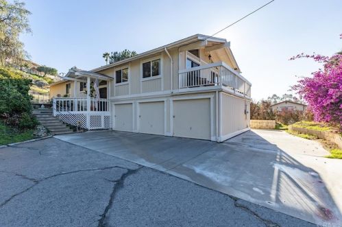 1551 Vale Terrace Dr, Vista, CA 92084-5307