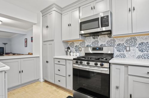 66 Stirrup Ln, Riverside, CT 06878-1115