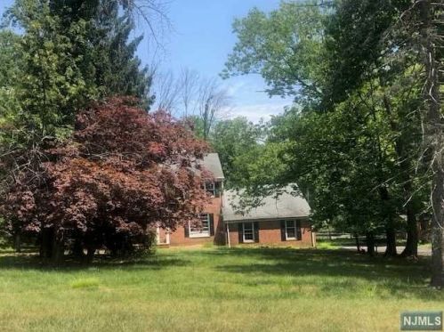 29 Wildwood Rd, Upper Saddle River, NJ 07458-2513
