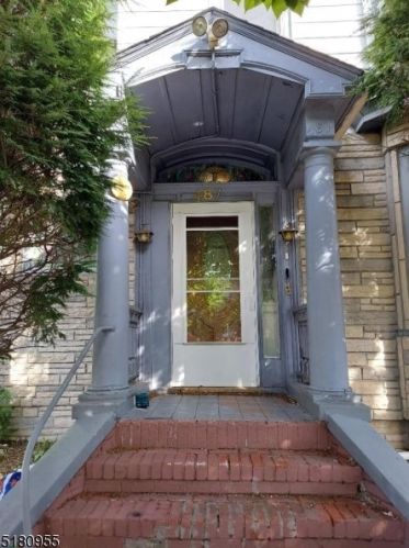 489 38th St, Paterson, NJ 07504-1434