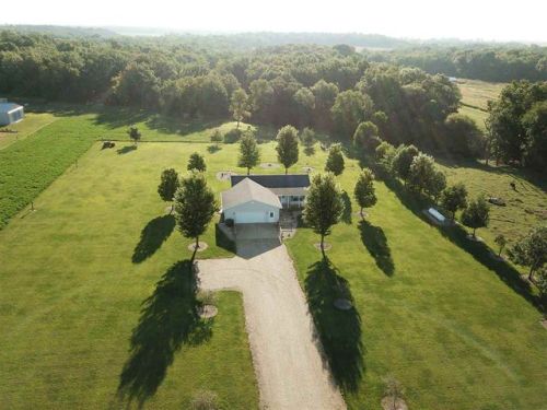 6120 Angus Ln, Hopedale, IL 61747-9601