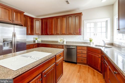 7337 Hooes Rd, Springfield VA  22152-3704 exterior