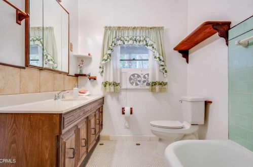 1128 Marion Dr, Glendale CA  91205-3713 exterior