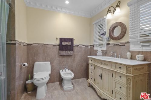 2417 Glenoaks Blvd, Glendale CA  91206-3027 exterior