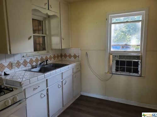 2003 Guadalupe St, Seguin TX  78155-1931 exterior