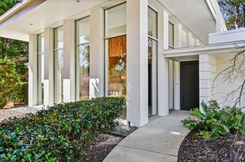 5890 Hilderbrand Dr, Atlanta GA  30328-5149 exterior