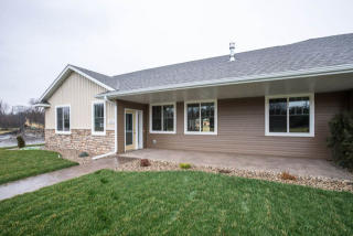 110 Woodhill Ct, Mankato, MN 56001-4776