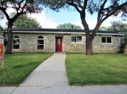 2926 Rolling Hills Dr, Carrollton TX  75007-5755 exterior