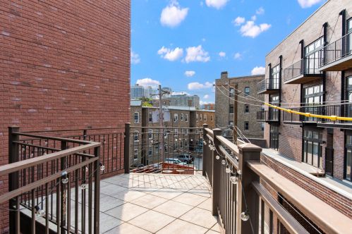 703 Wellington Ave, Chicago IL  60657-6661 exterior