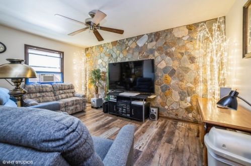 950 Greenfield Ave, South Elgin, IL 60177-1045