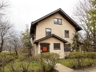 1402 Elinor Pl, Evanston, IL 60201-4013
