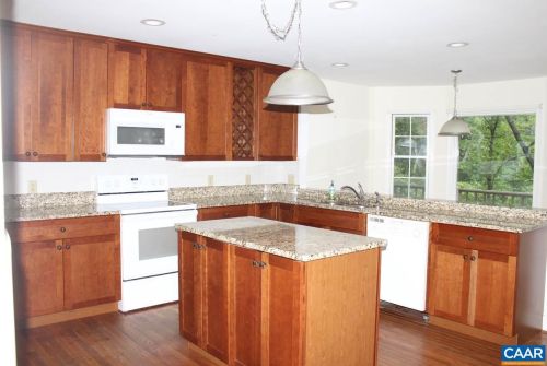 52 Smokewood Dr, Bybee, VA 22963-2828
