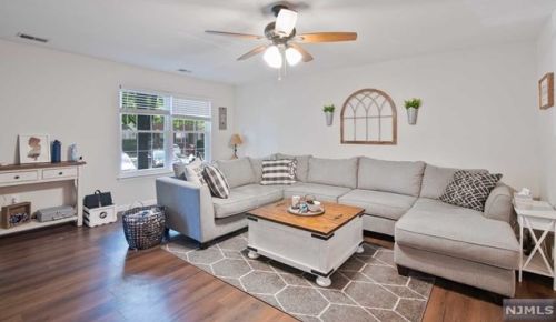 2100 Francis Ct, Mahwah, NJ 07430-3810