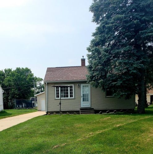 310 4th St, Nevada, MN 55953-6745