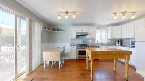 1 Keeher Ave, Middletown, RI 02840-2319