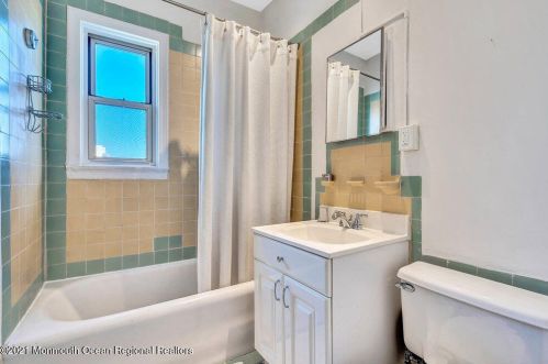 400 Deal Lake Dr, Tinton Falls NJ 07712-5174 exterior