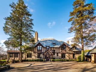 47 Carriglea Dr, Riverside CT  06878-2402 exterior