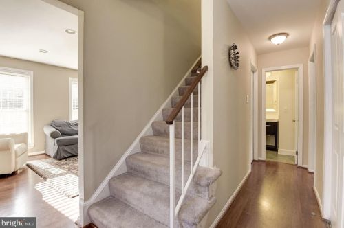5720 Crownleigh Ct, Springfield VA  22015-1884 exterior