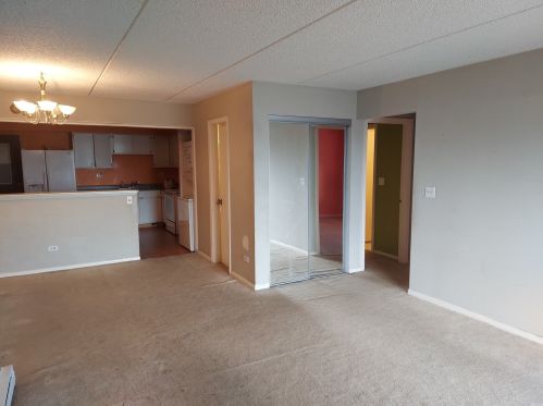 943 Rohlwing Rd, Addison, IL 60101-6158