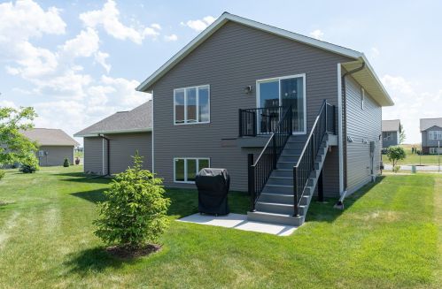 605 Fieldcrest Dr, Mankato, MN 56001-3114