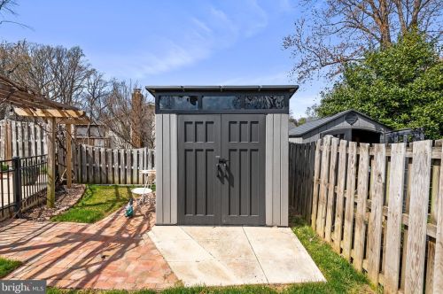 7128 Red Horse Tavern Ln, Springfield VA  22153-1404 exterior