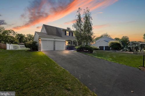 122 Forrest Dr, Southampton, PA 18966-2154