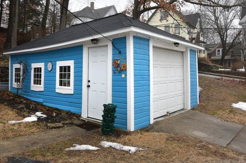 22 Chapman St, Putnam, CT 06260-2306