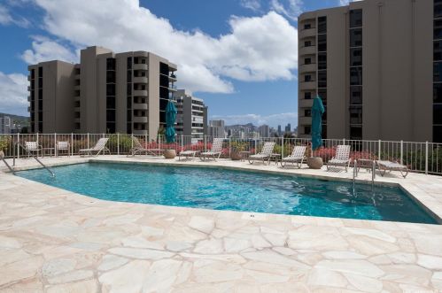 999 Wilder Ave, Honolulu HI  96822-2683 exterior