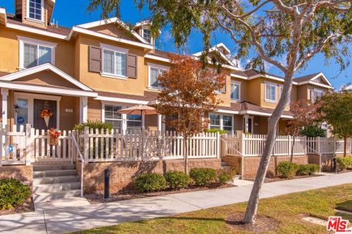 527 Garonne St, Oxnard, CA 93036-5314