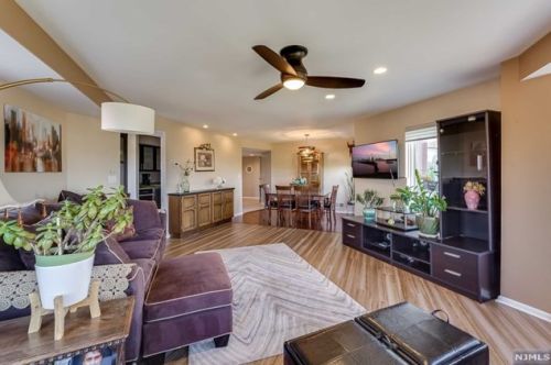 505 Hancock Ct, Edgewater, NJ 07020-1628