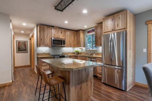 10614 Pine Cone Dr, Truckee CA  96161-3130 exterior