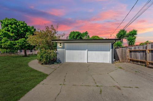 2833 Georgetown St, Palo Alto, CA 94303-1216