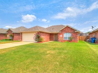 404 Castle Ridge Ln, Mustang, OK 73064-4618