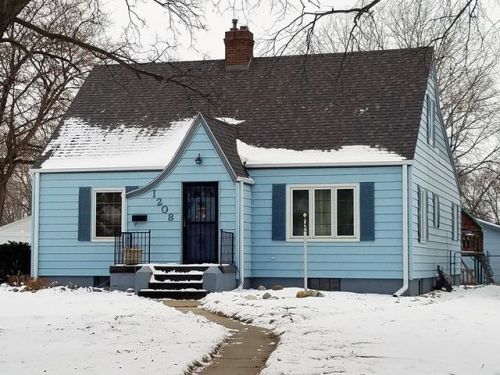 1208 Pne St, Yankton SD  57078-3057 exterior