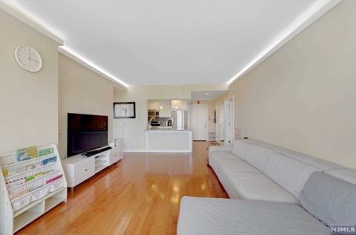 2302 City Pl, Edgewater NJ  07020-3157 exterior