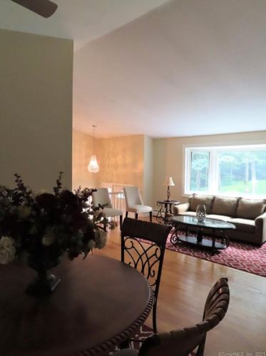 10 Summit Dr, Windsor CT  06095-3238 exterior