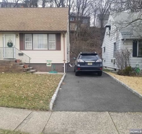 39 Garrison Ave, Hasbrouck Heights, NJ 07604-2606