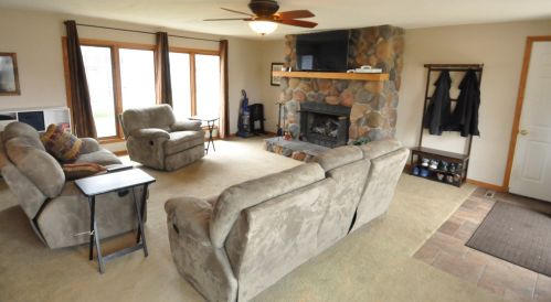 1511 Minahan Dr, Rockford, IL 61115-1836