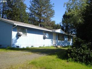 1378 Grove St, Roseburg, OR 97471-1832