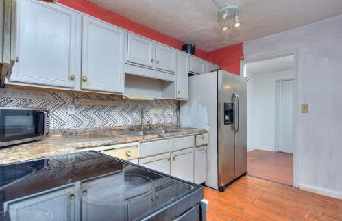2570 Bradford Sq, Atlanta GA  30345-1366 exterior
