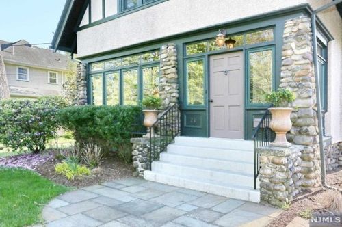 21 Bedford Pl, Ridgewood, NJ 07452-1305