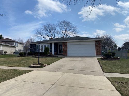 8121 Farmingdale Dr, Oak Brook, IL 60561-5219