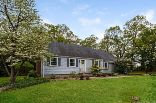 39 Knollwood Rd, Farmington, CT 06032-1056