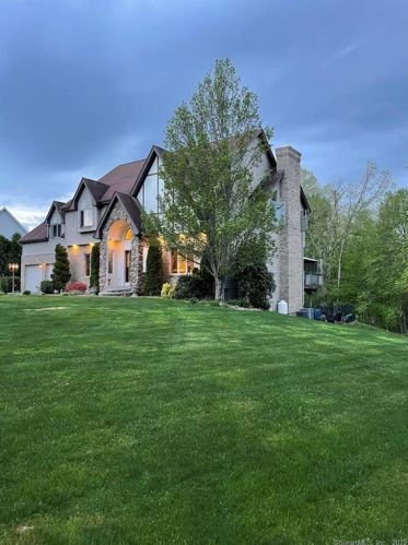 16 Mulberry Ln, Somers, CT 06071-1319