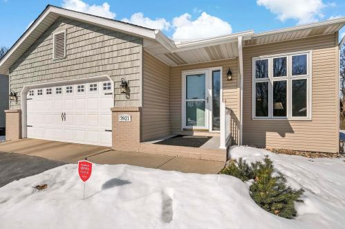 3921 Boston Cir, Saint Paul, MN 55123-1537