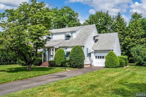 40 Somerset Ct, Ridgewood, NJ 07452-2719