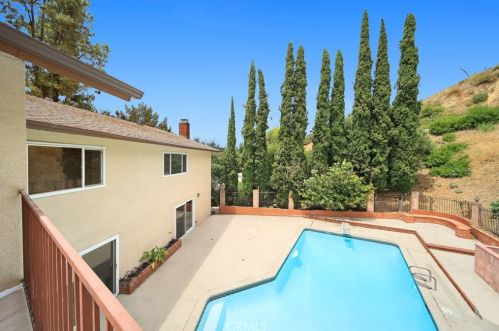 231 Sleepy Holw Dr, Glendale CA 91206-4727 exterior