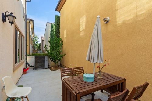 38 Latitude, Irvine CA  92618-8821 exterior