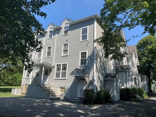 141 Narragansett Ave, Middletown, RI 02840-6948