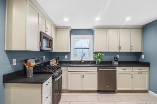 2 Glasser St, Norwalk CT  06854-4122 exterior